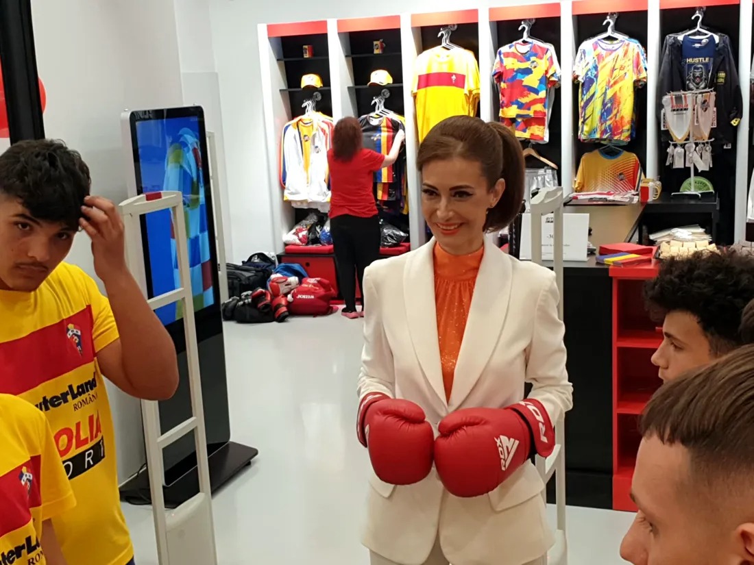Oana Livia Badea a încercat mănușile de box.